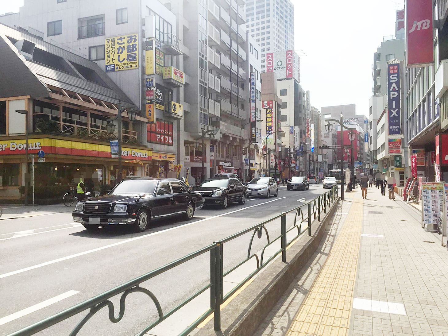 大江戸線の場合は、A2出口をご利用ください。「文化センター入口」の信号まで、このまままっすぐ歩きます。