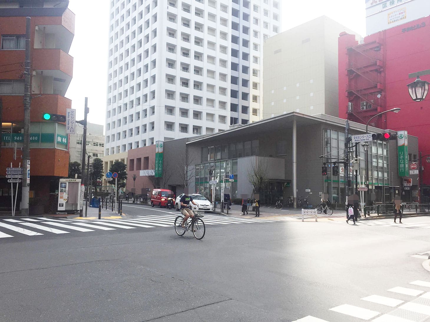 「文化センター入口」信号まで来たら、２回横断歩道を渡り、「りそな銀行」と「らーめん　大」の間の通りに入ります。