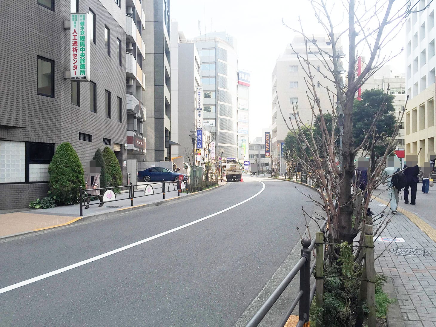 前方には、TSUTAYAや洋服の青山の看板が見えます。左側の歩道を歩き、処方せんの看板が見えたら、もうすぐです。