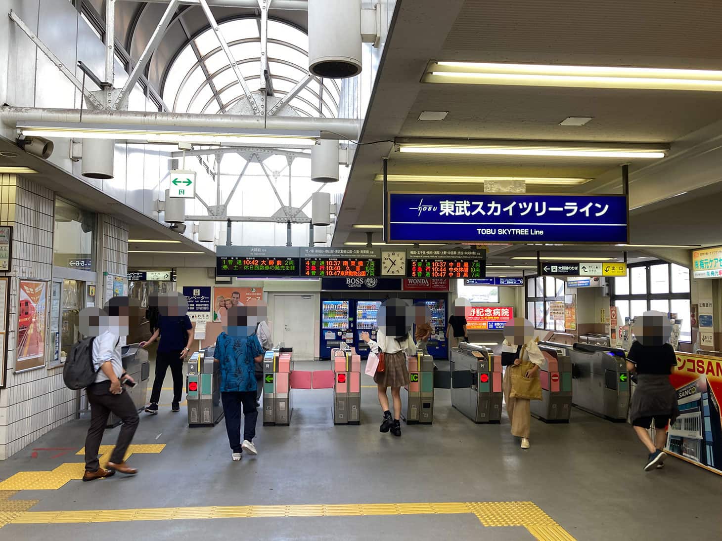 東武スカイツリーライン「西新井駅」の改札を出てください。