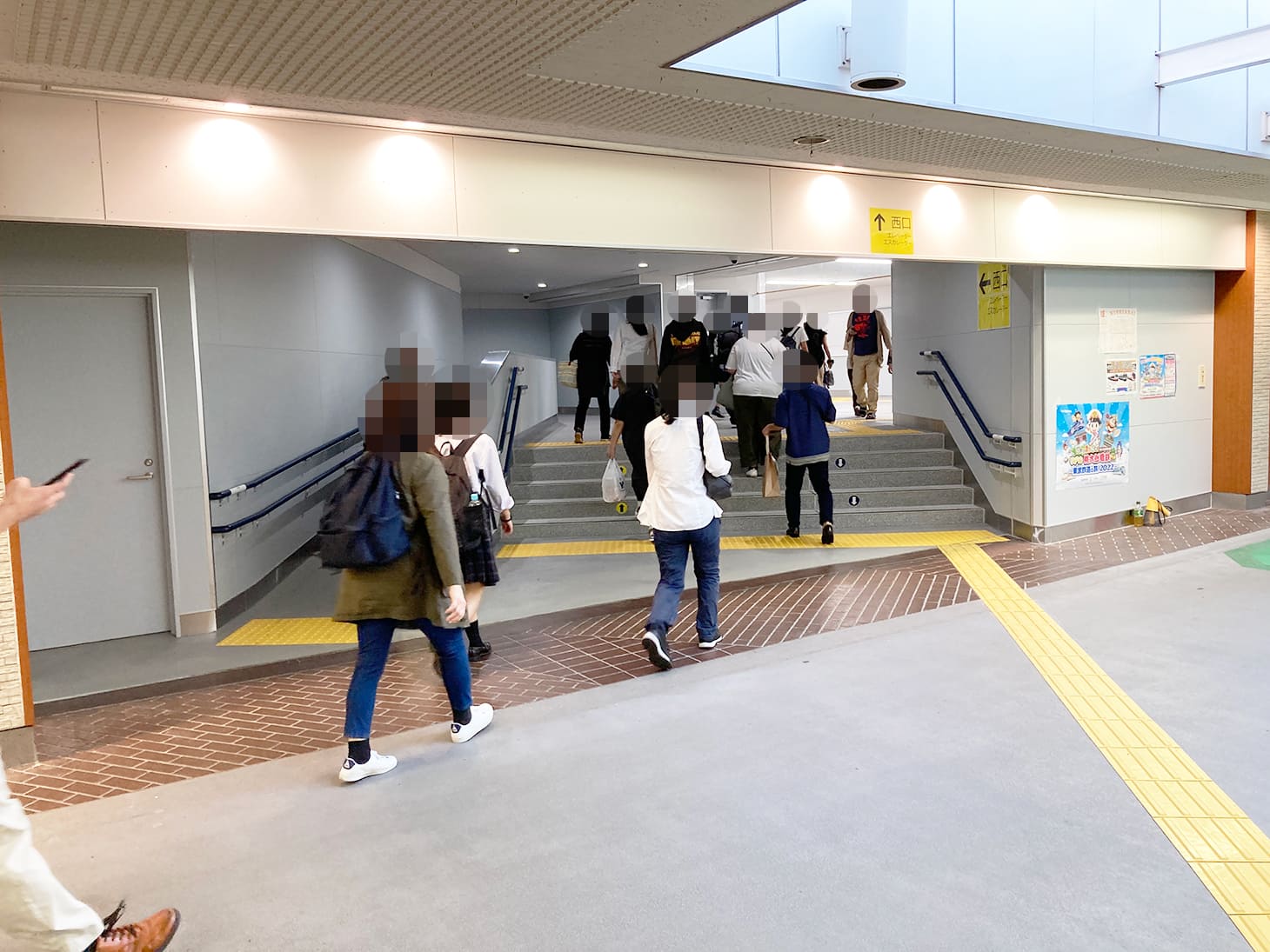 改札を出たらすぐに右折し、写真の道を左に曲がります。