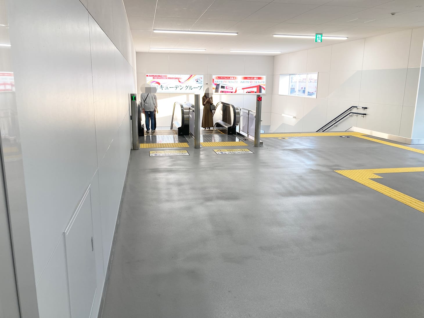 真っすぐに進むとエスカレータがありますので、下に降りてください。