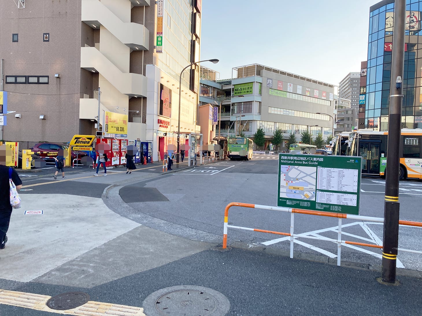 道なりに進んでください。