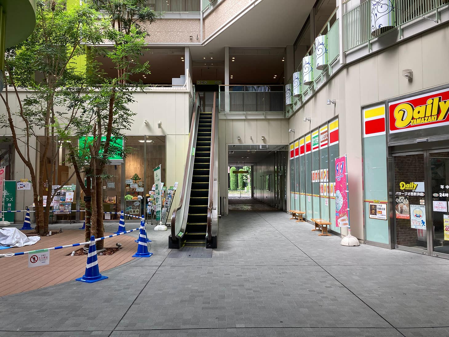 2階行きのエスカレータを昇ります。