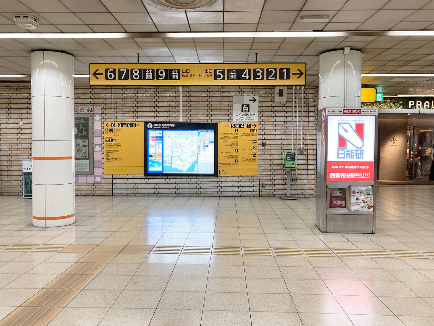 改札を出て右に向かいます。