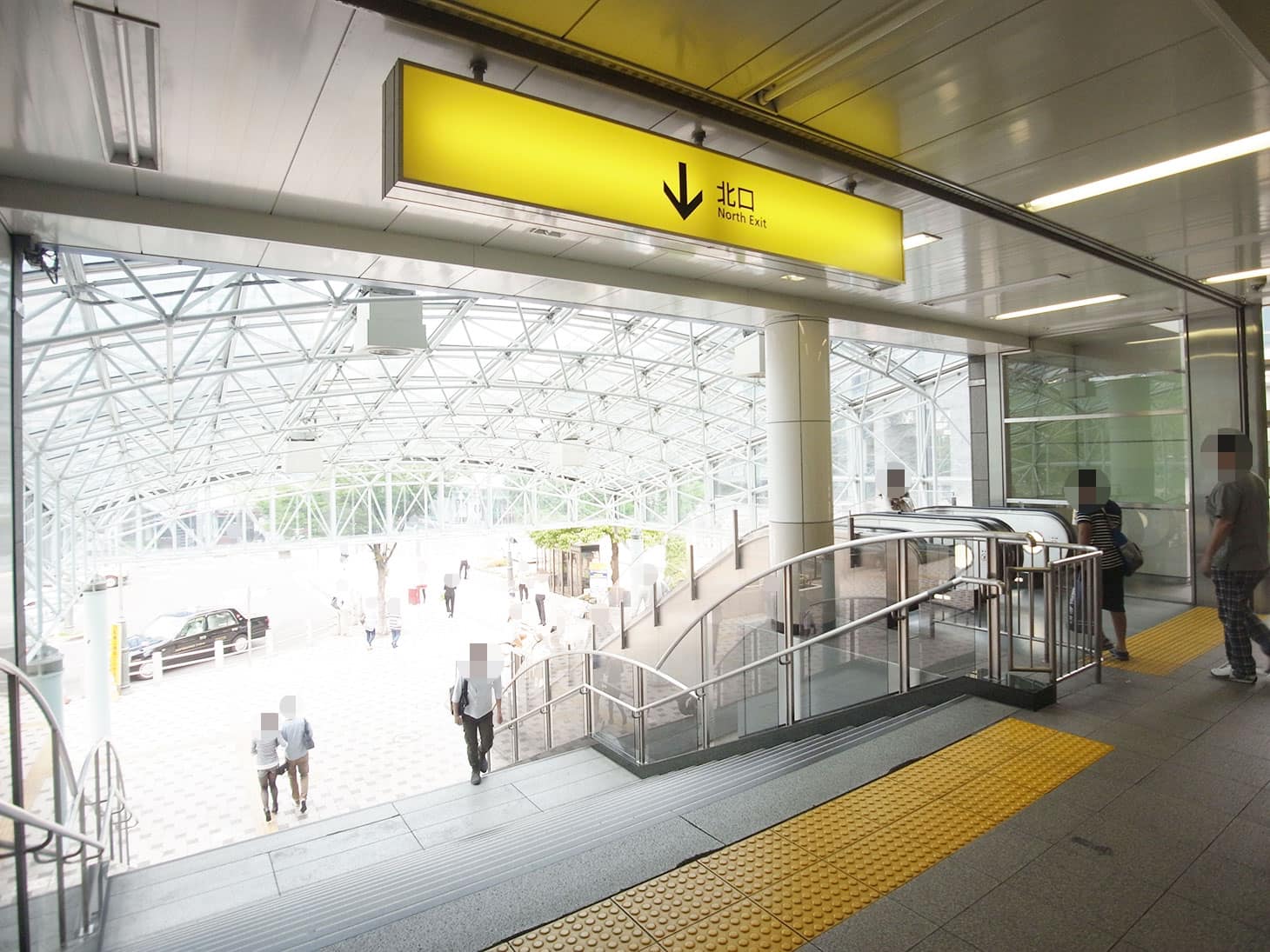 「西葛西」駅の改札を出たら左に曲がり、「北口」から降りて行きます。