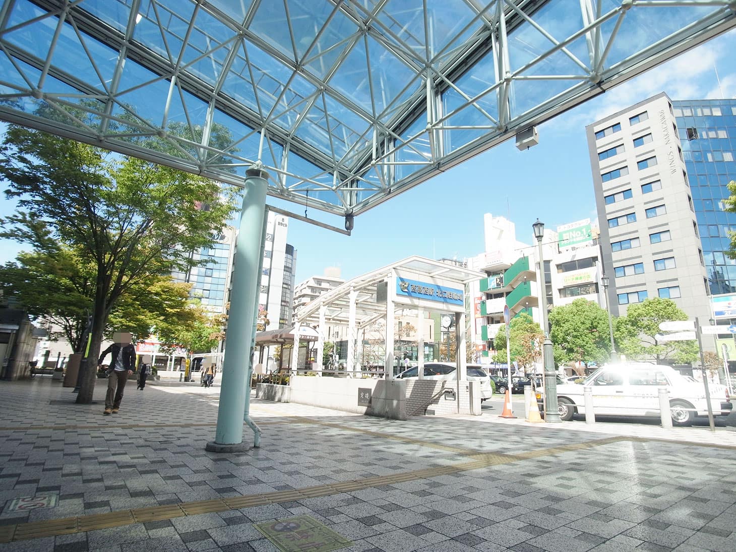 北口から降りると、ロータリーが広がります。左方向に、ロータリーを周るように進んで下さい。