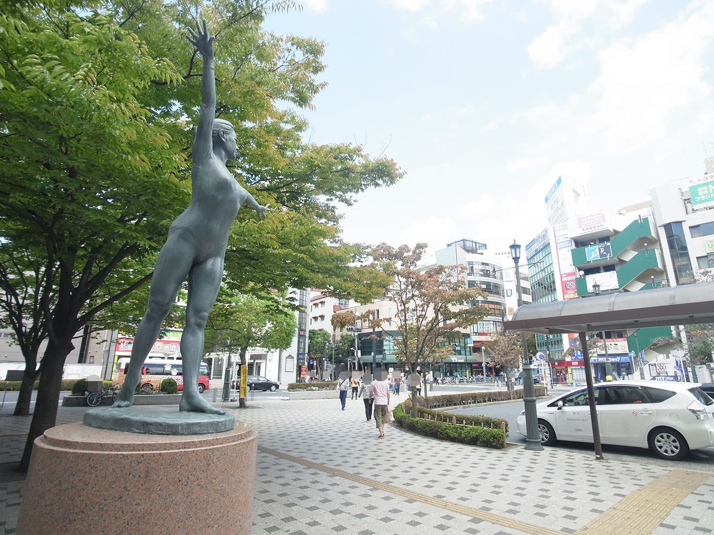 ロータリー途中にある「躍像（美しい女性の像）」は、ご家族とお待ち合わせの上でご来店の場合にも便利です。