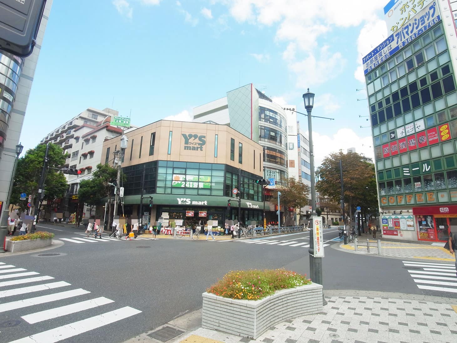 ロータリーを周り切ったところにある交差点を、スーパー「Y'Smart（ワイズマート）」方面に渡ってください。