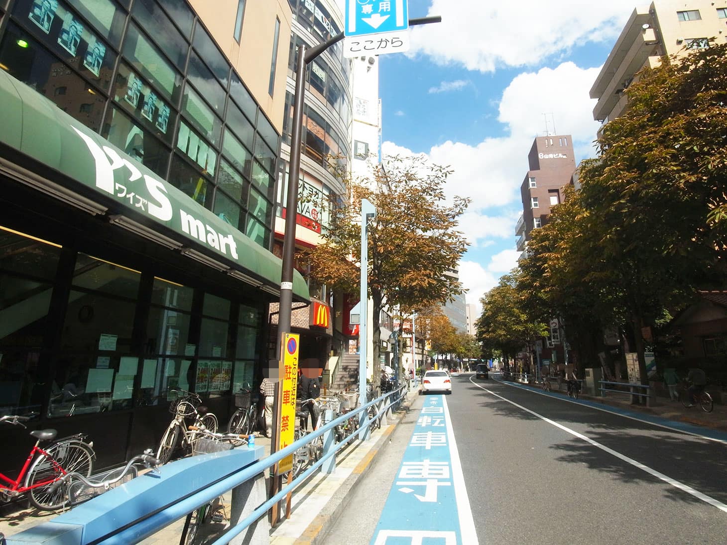 「Y'Smart（ワイズマート）」を左手に見ながら真っ直ぐ進みます。ここまでくれば、あと50メートルほどです。