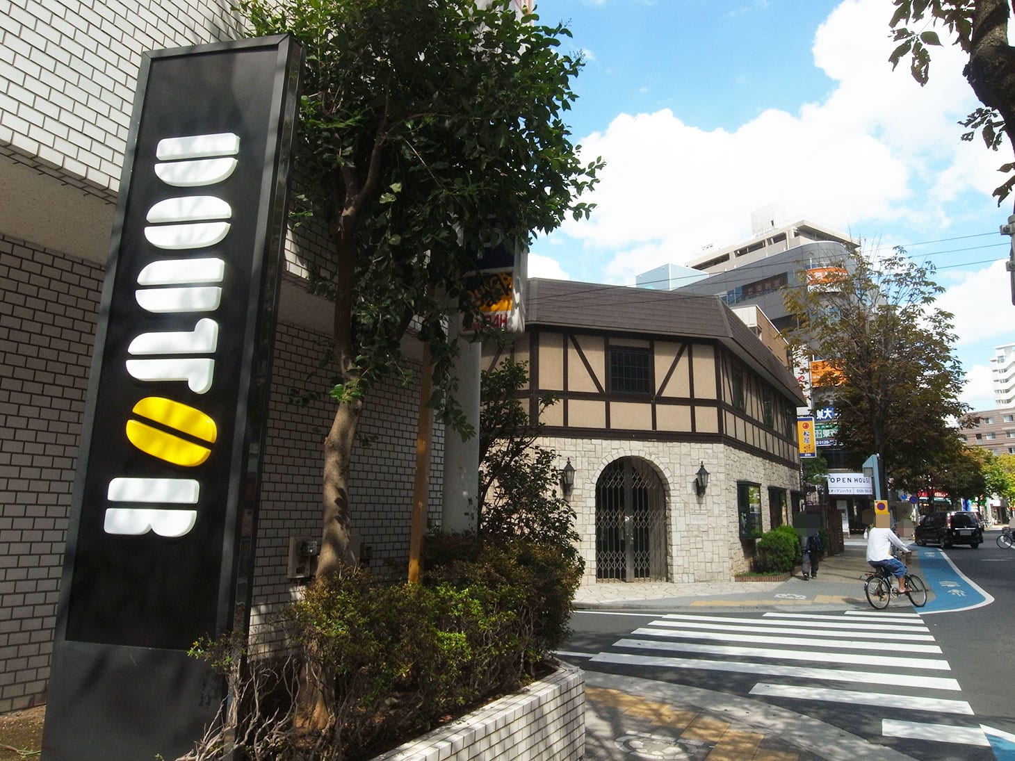 左手に「マクドナルド」→「ドトール」を見ながら進めば、「松屋」の看板の先に、当社の看板が見えてきます。