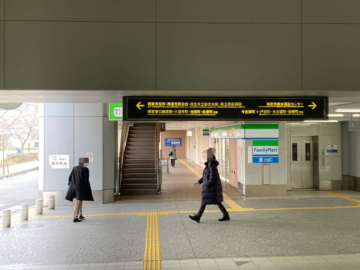 エスカレーターを降りたら左側の西宮市役所方面出口へ向かってください。