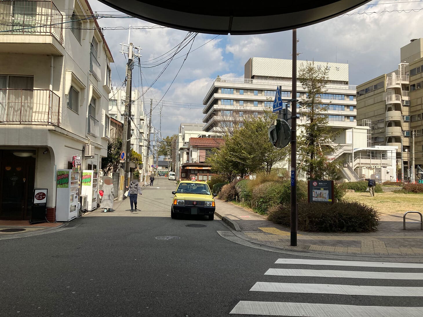 出口を出たら左に曲がり、駅を左に見ながら進みます。