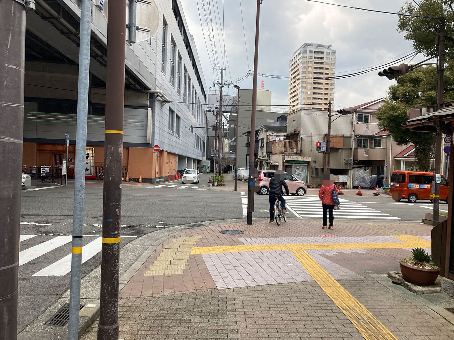 突き当りの交差点を右に曲がります。