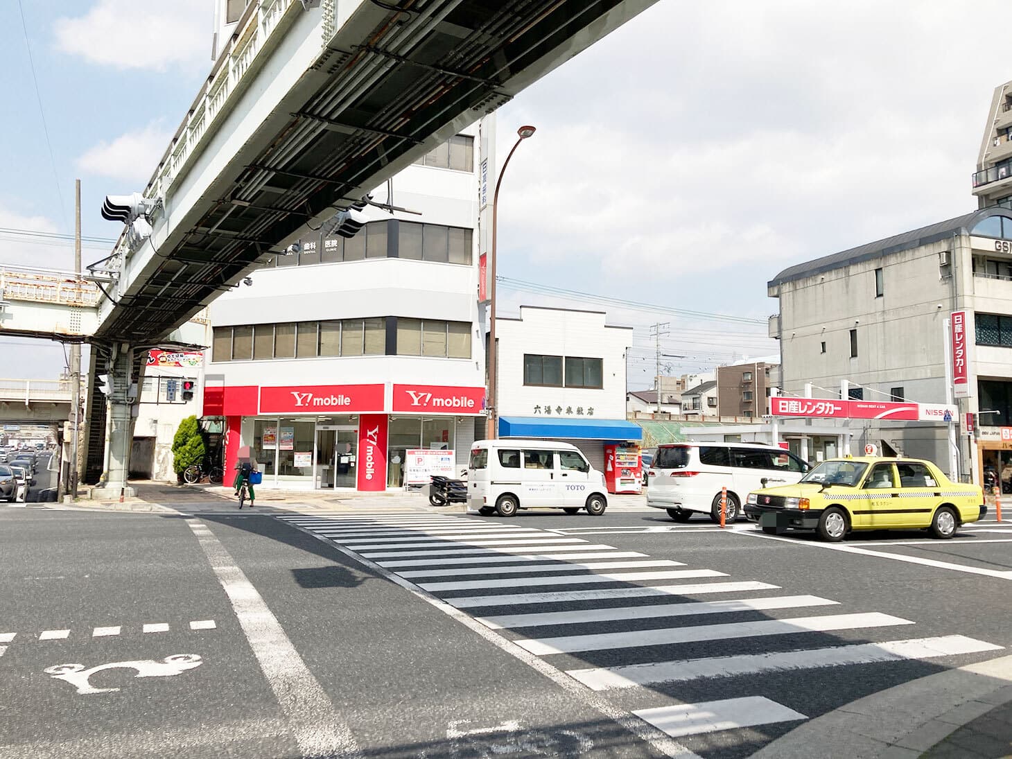 そのまま直進し、札場筋交差点を渡ってください。