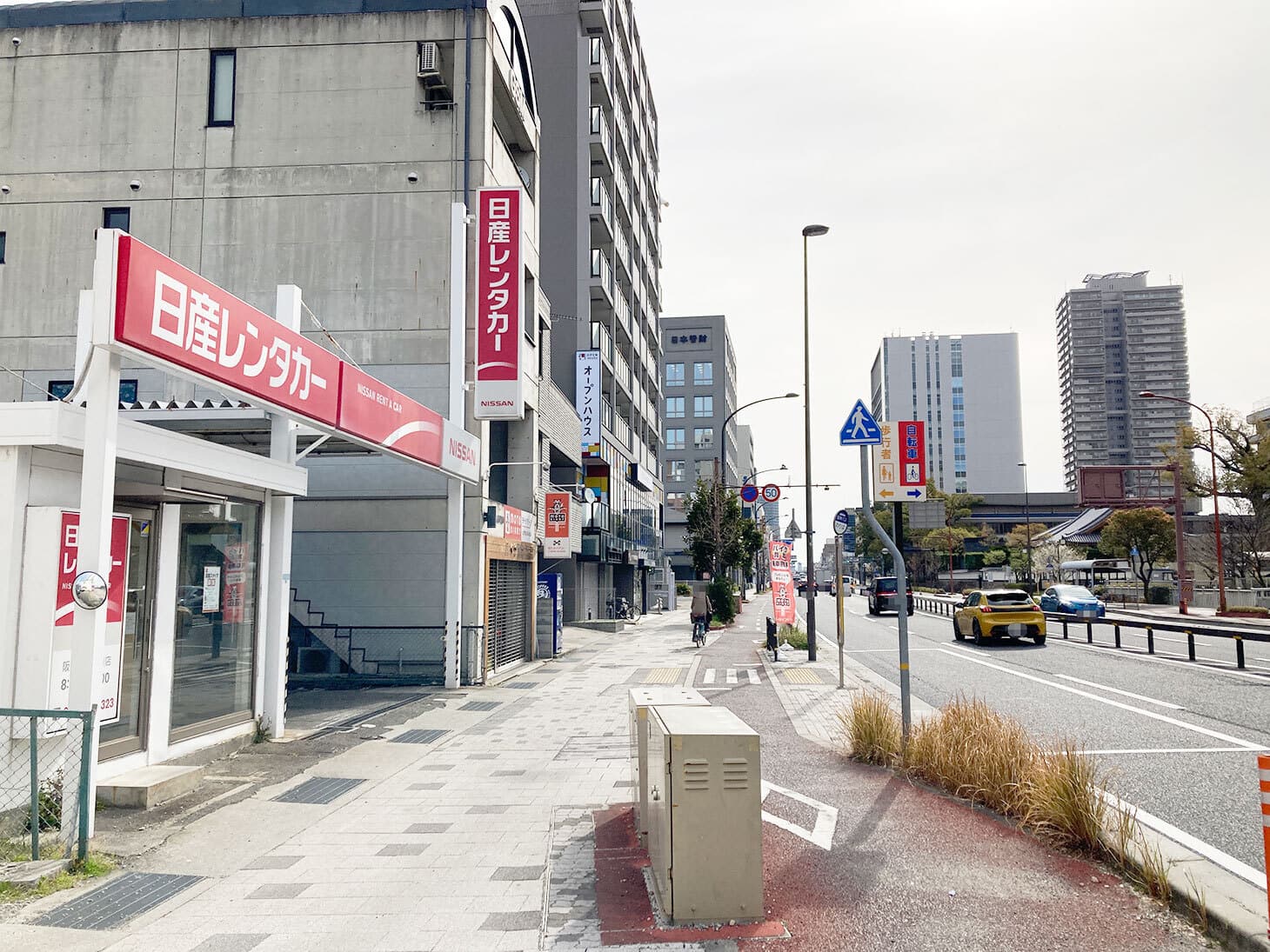 交差点を渡ったら右に曲がり、直進してください。