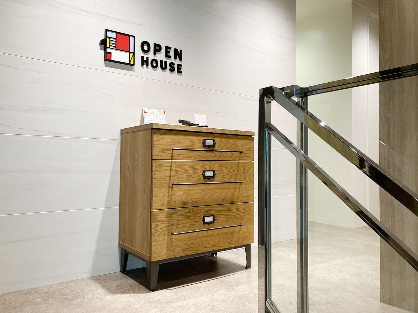 エレベーターか階段に上がり、2階の受付までお越しください。