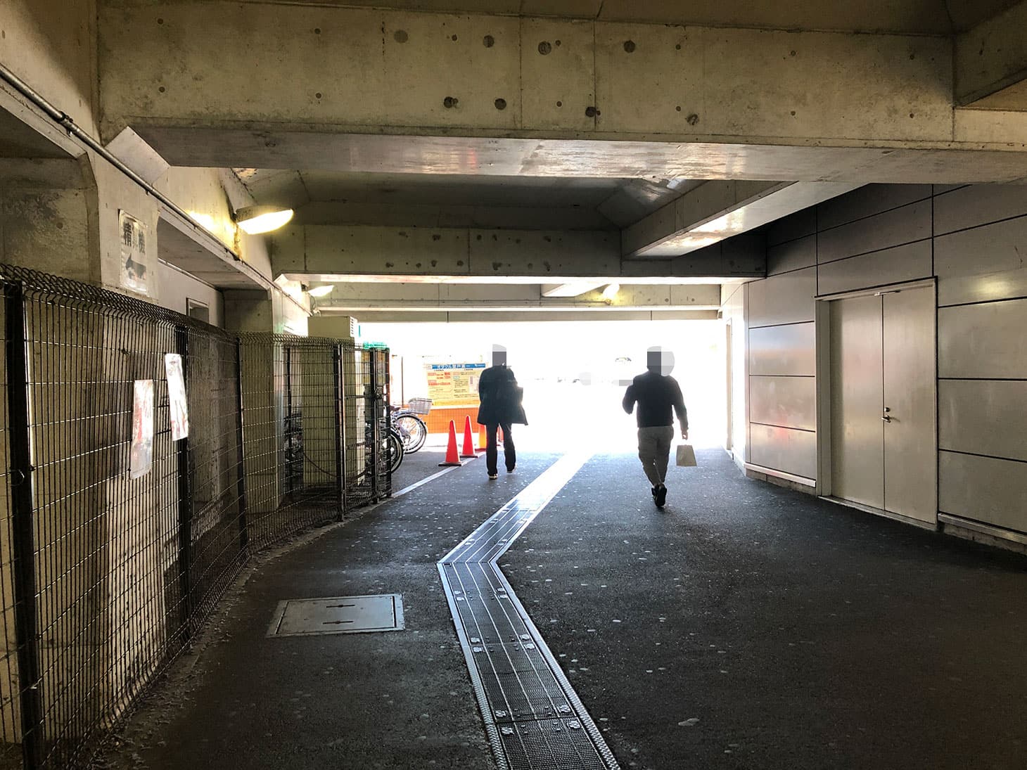 突き当りを右手に曲がり線路下を真っすぐ進みます。