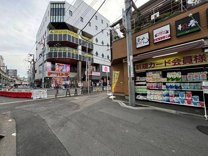 大きなパチンコ屋を正面に見て右に曲がってください。