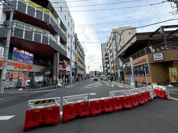 パチンコ屋を左手に見て最初の交差点まで道なりに進んでください。