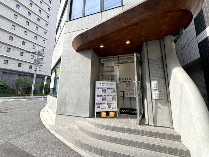 最初の交差点の手前右手にある建物の1階に弊社登戸営業センターの受付がございます。