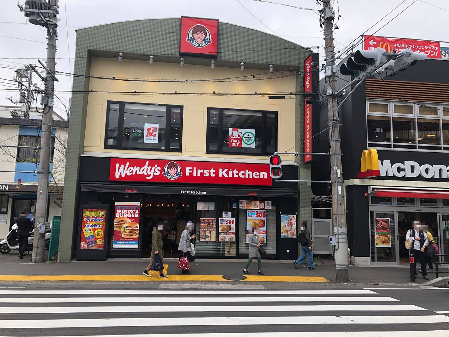 東口を出て目の前の横断歩道を渡り、右折します。