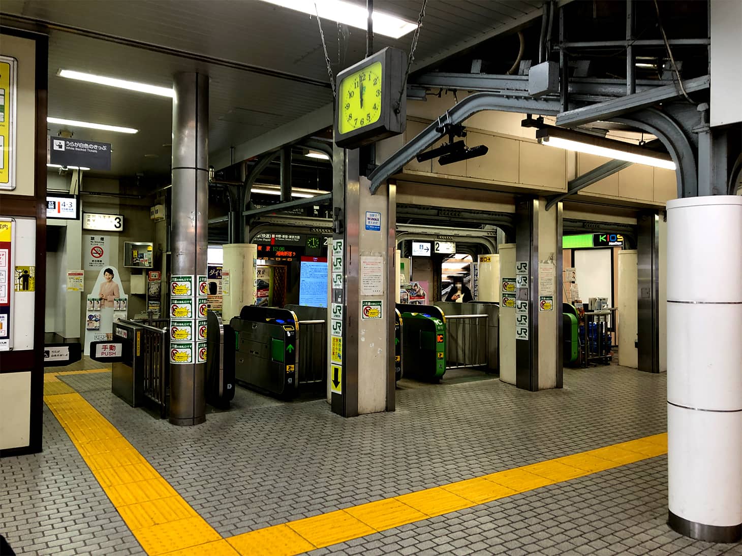 JR「荻窪駅」の西改札を出まして、右手にすすみます。