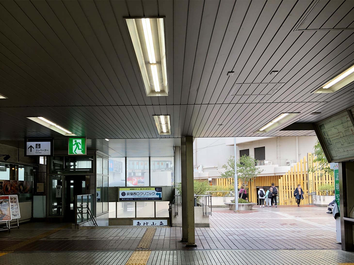 目の前の階段を下ります。