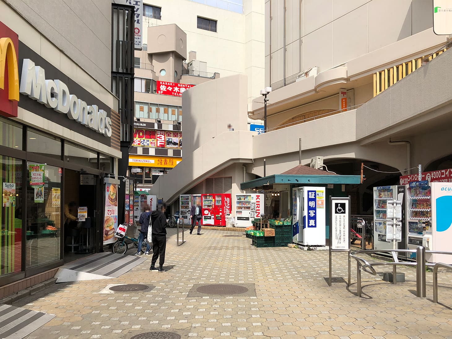 目の前の鳥貴族が入ったビルの一階が当社の店舗となります。
