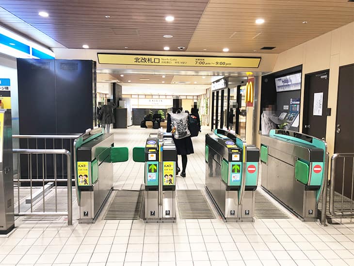 西鉄天神大牟田線「大橋駅」の北改札口を出たら、目の前にある階段でレイリア大橋の1階に降ります。