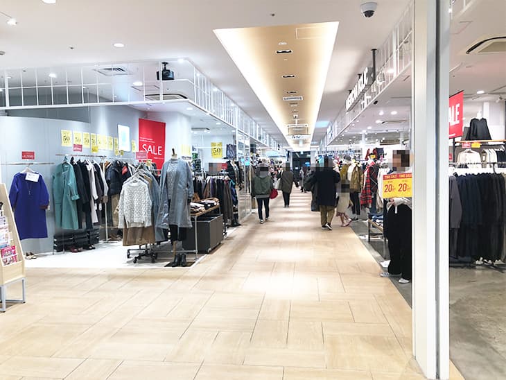 1階に降りたら、AMERICAN HOLICとLabrado Bou Jeloudの間のこちらの通路を直進してください。