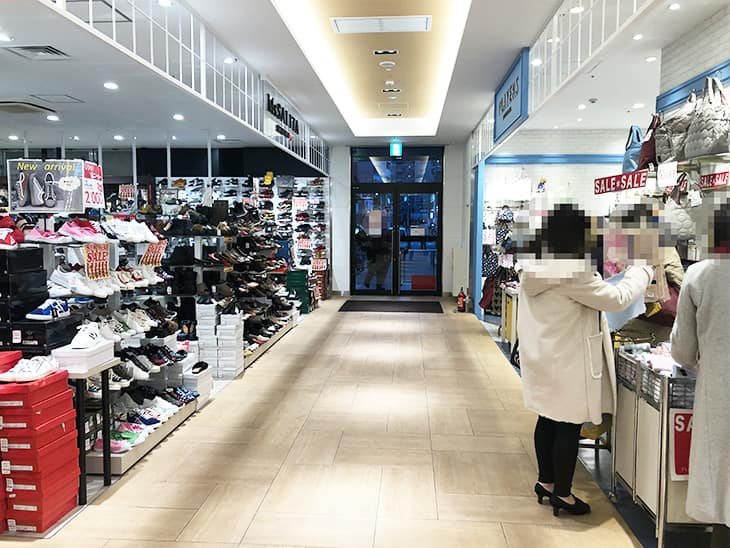 ミス.サリータの角を左に曲がって、こちらの扉より外に出ます。