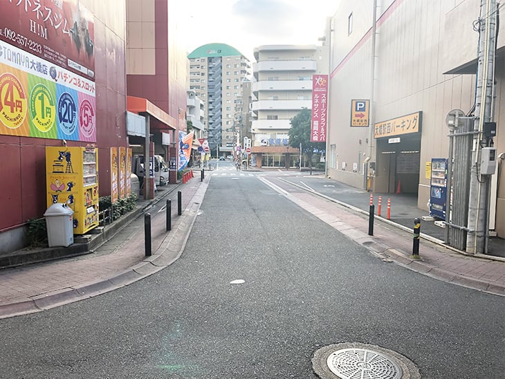 北口を出ると、このような風景です。目の前に見える交差点までまっすぐ進んでください。