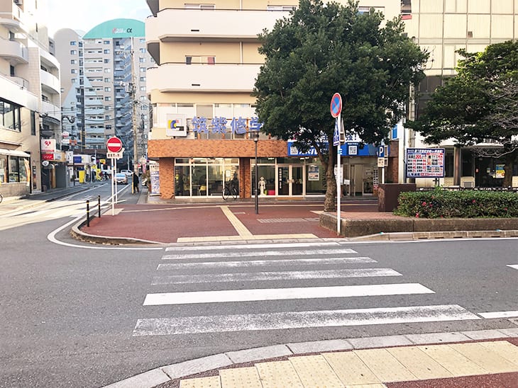 この横断歩道を筑紫修学館の方に渡り、右に進みます。