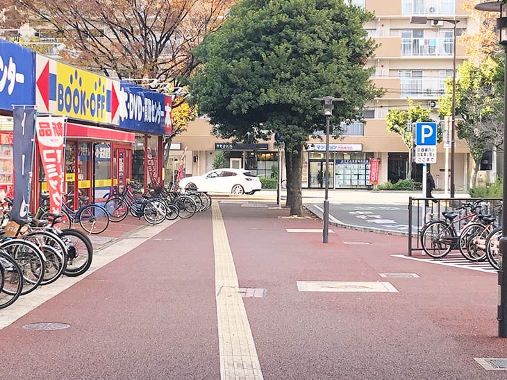 左手には、ブックオフが見えます。ブックオフの角を左手に曲がってください。