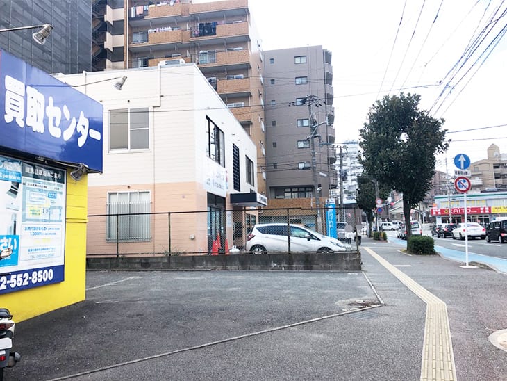 左に曲がるとすぐに左側に当社が見えます。1階受付までお越しください。