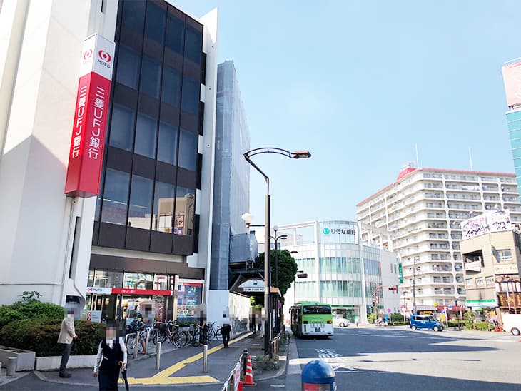 すぐに前方に三菱UFJ銀行が見えます。