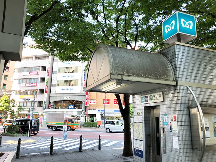 南北線でお越しになる際は、5番出口（北とぴあ方面）より地上に出ていただくのが便利です。