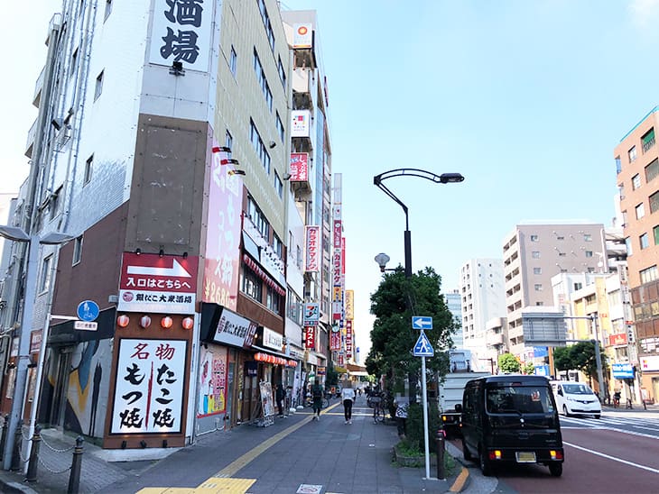 しばらく歩くと、左手にガストの看板が見えてきます。