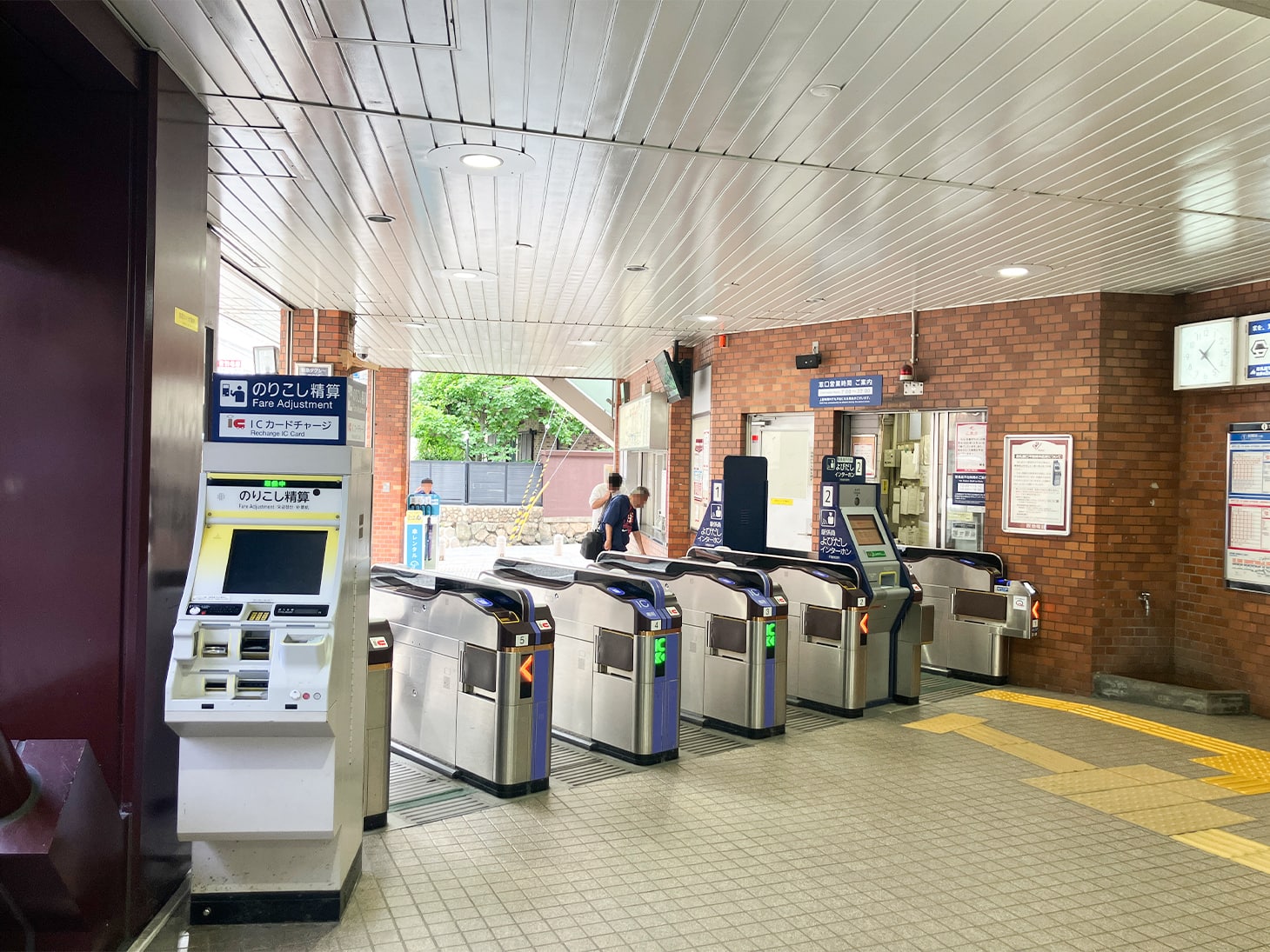 阪急岡本駅を南改札口から出ます。