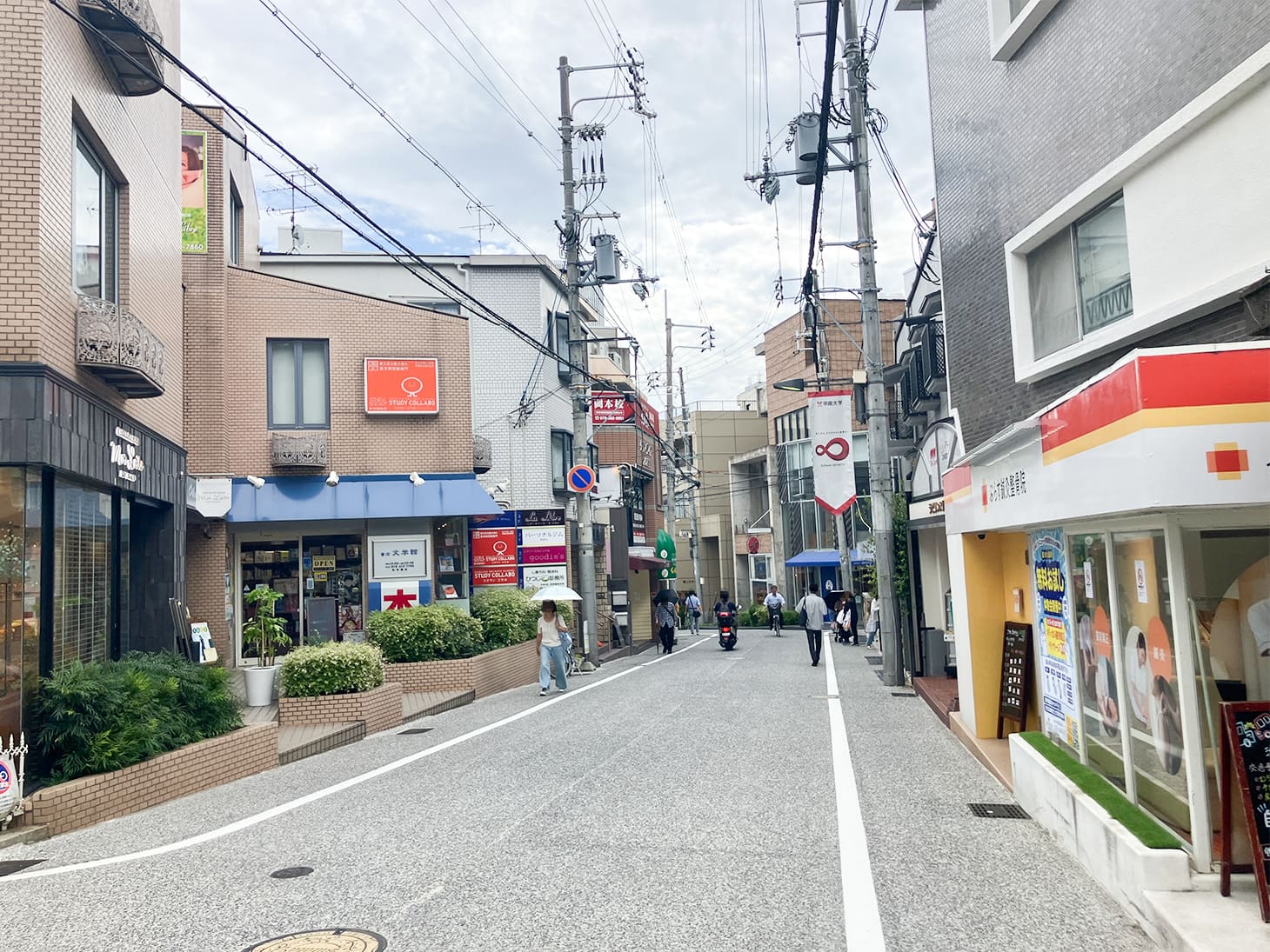 道なりに坂を下っていきます。