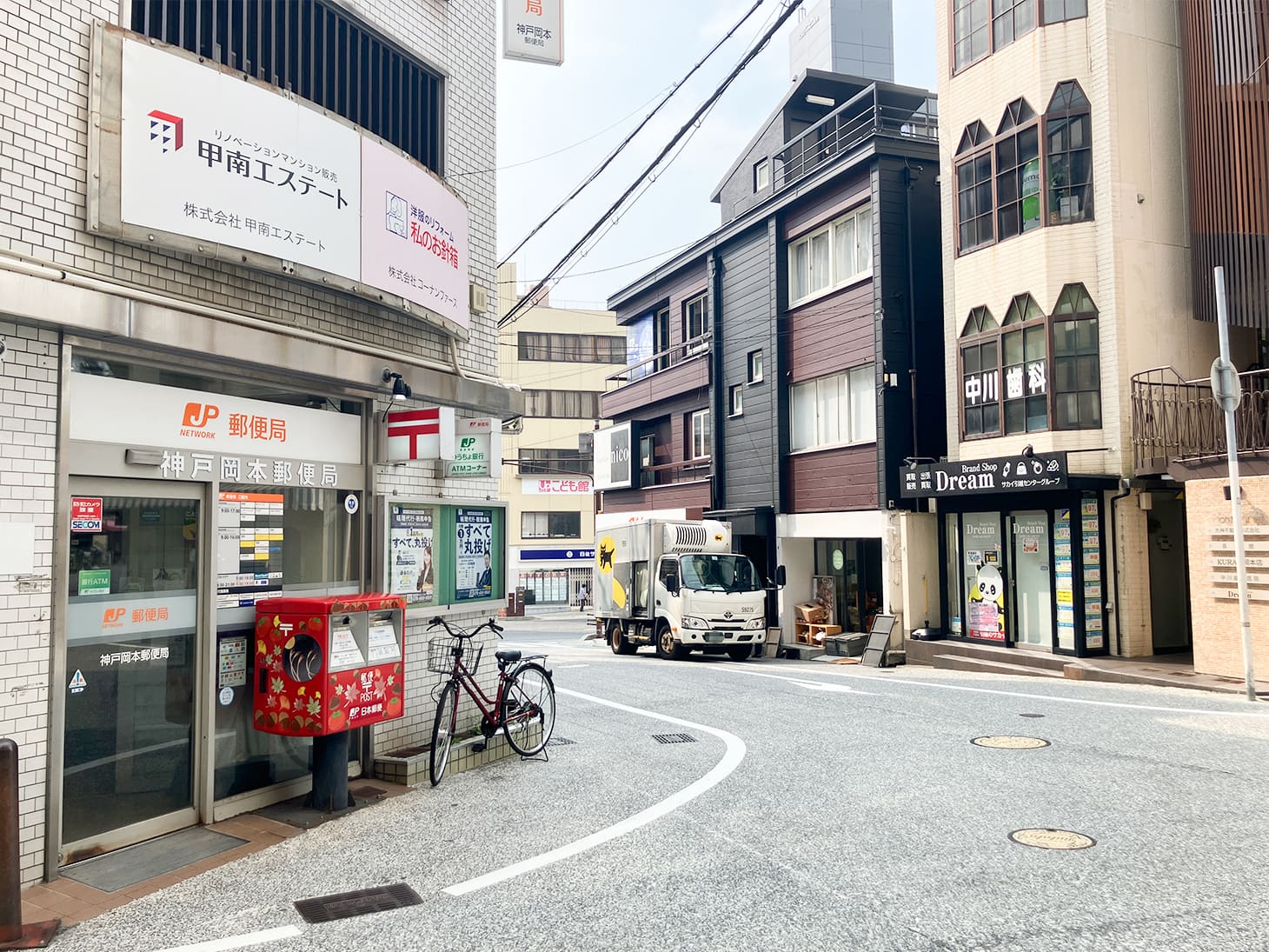 一つ目の角を左に曲がります。