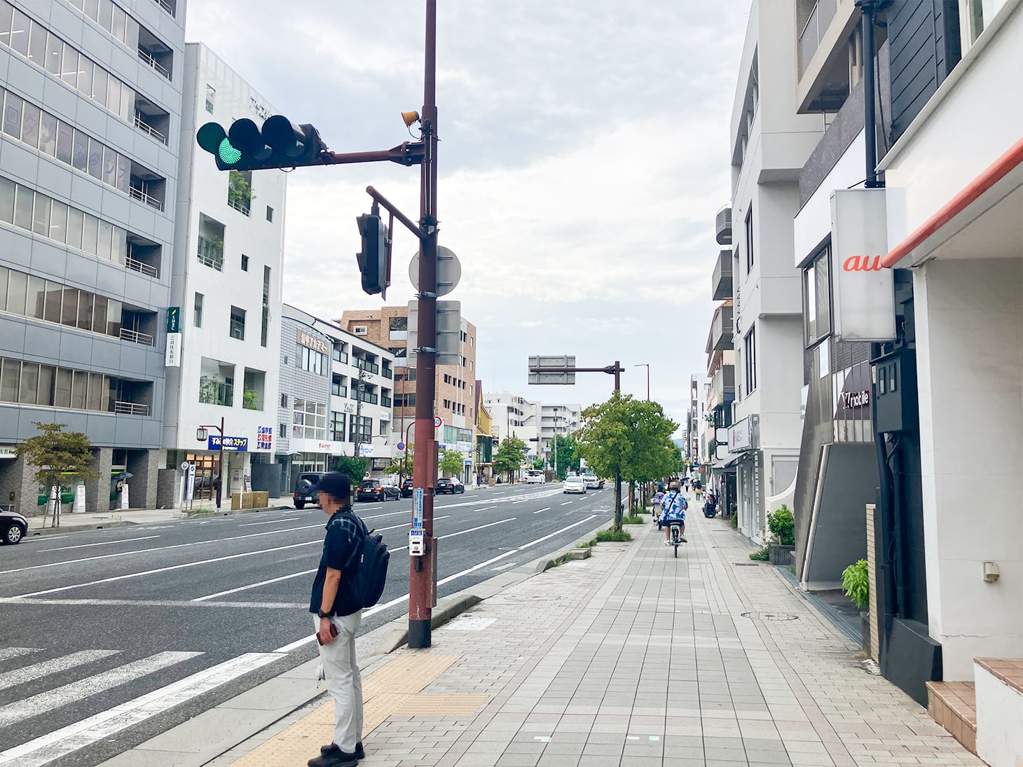 大通りへ出たら、右に曲がります。