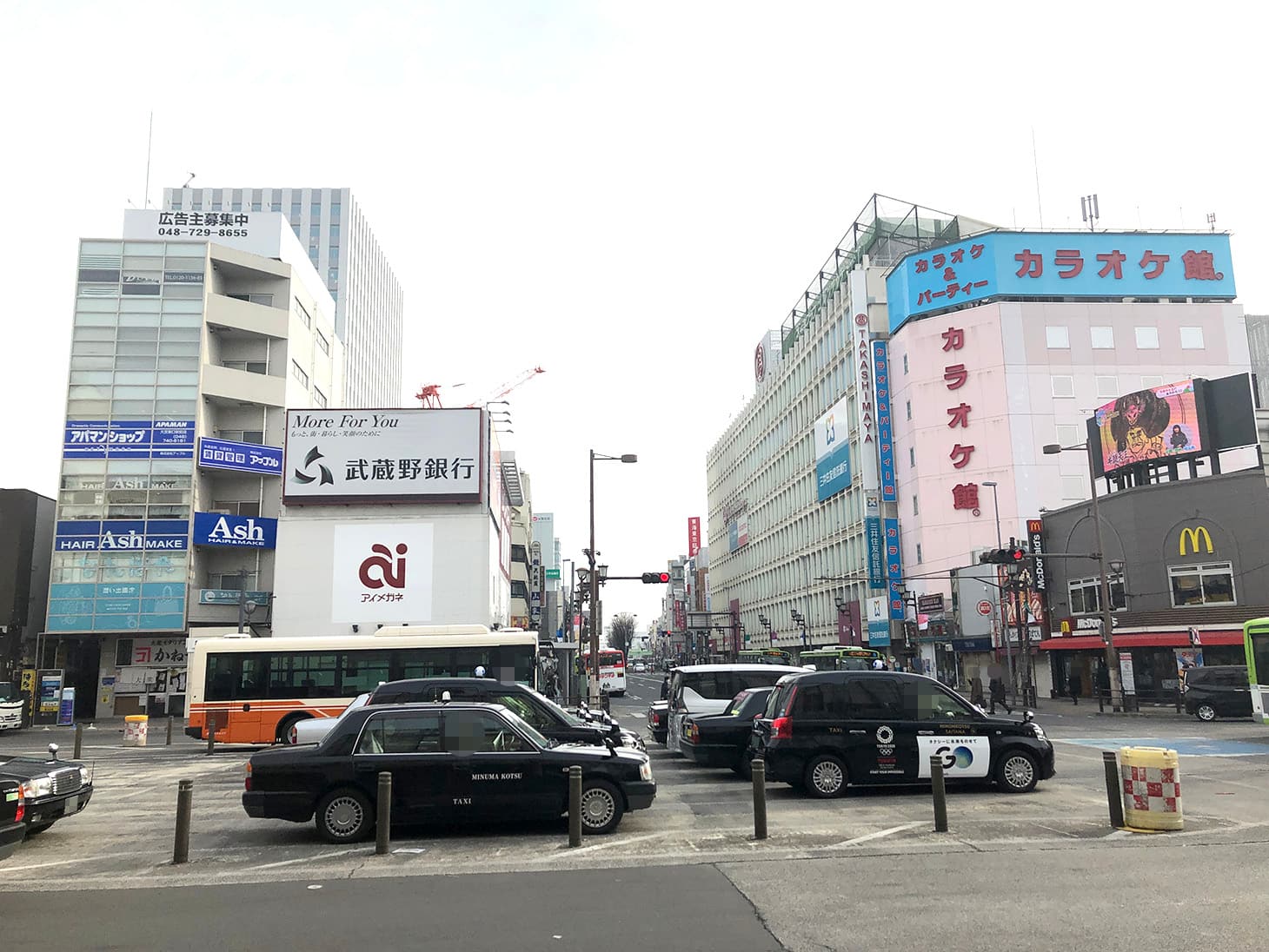 階段を降りるとロータリーがありますので、高島屋を右手にみて真っ直ぐ進みます。