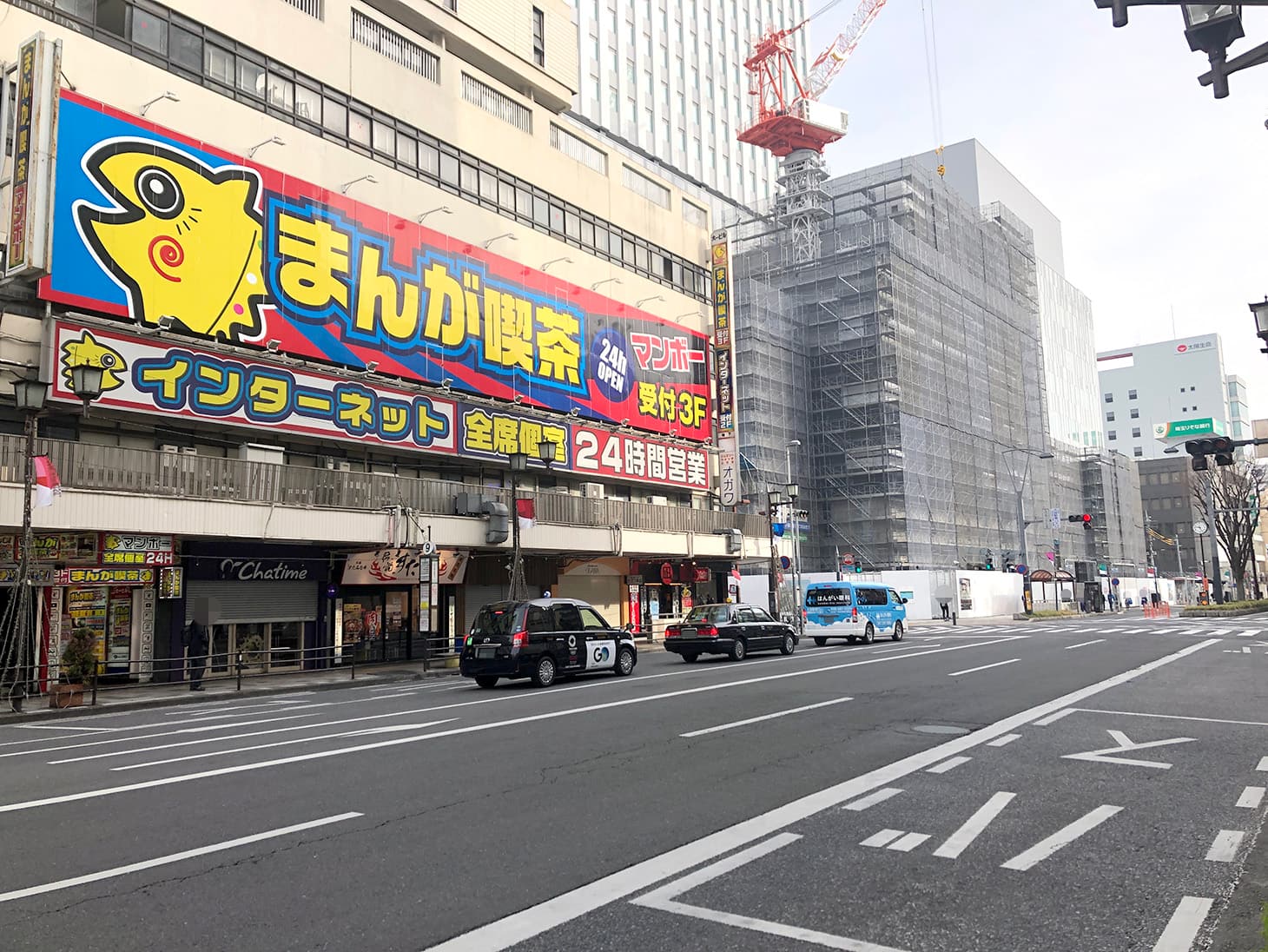 『大宮駅東口入口』という名前の信号が見えてきたら、交差点を左に曲がってください。