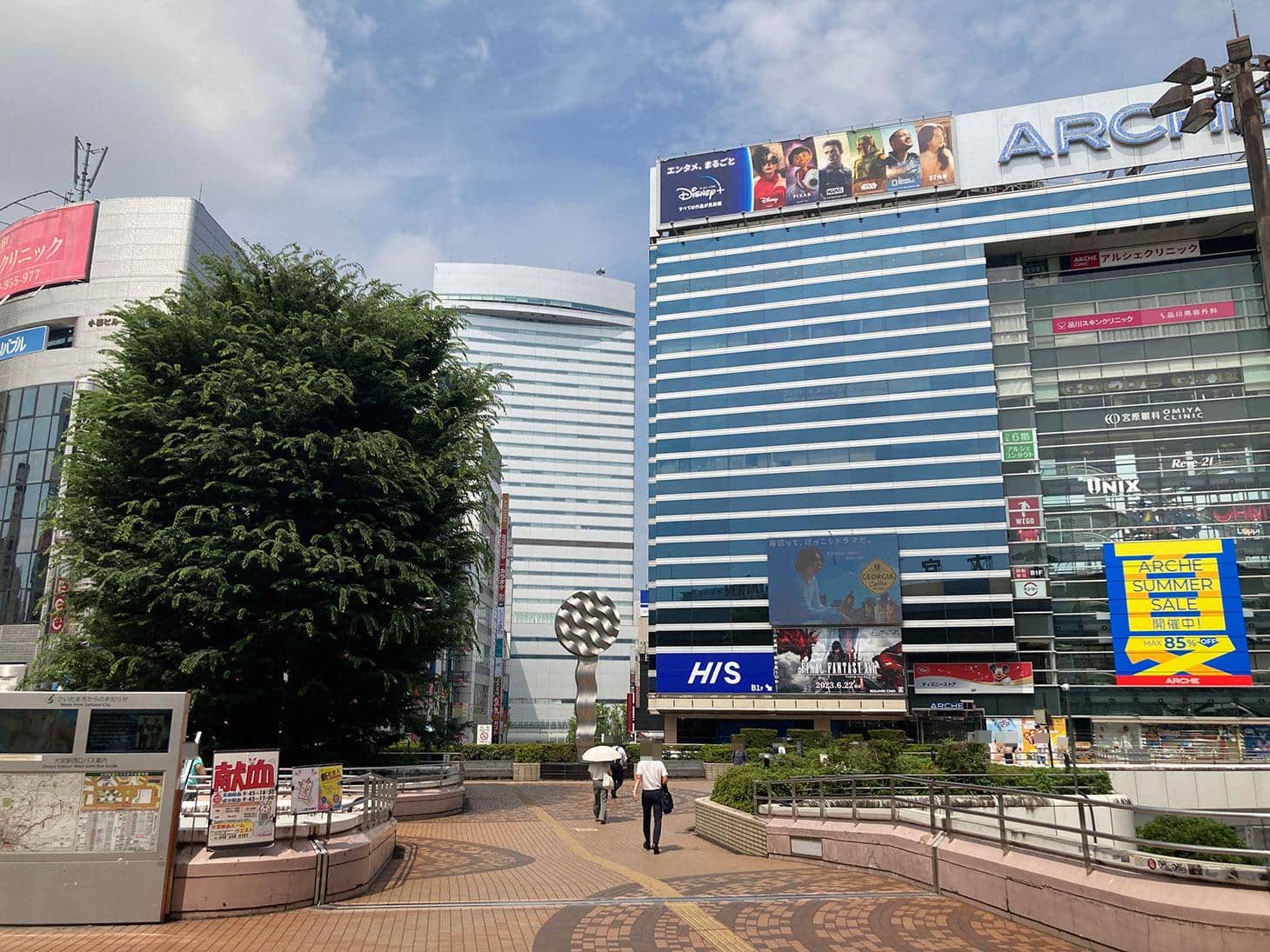 西口を出るとペデストリアンデッキがあるので、直進します。