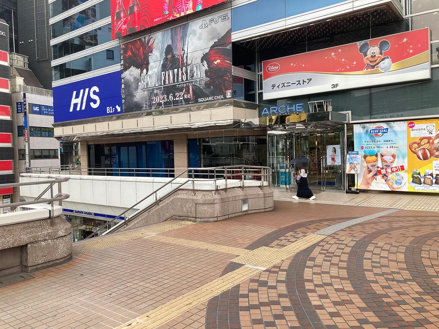 大宮アルシェの入口左手に地上へ降りる階段があります。