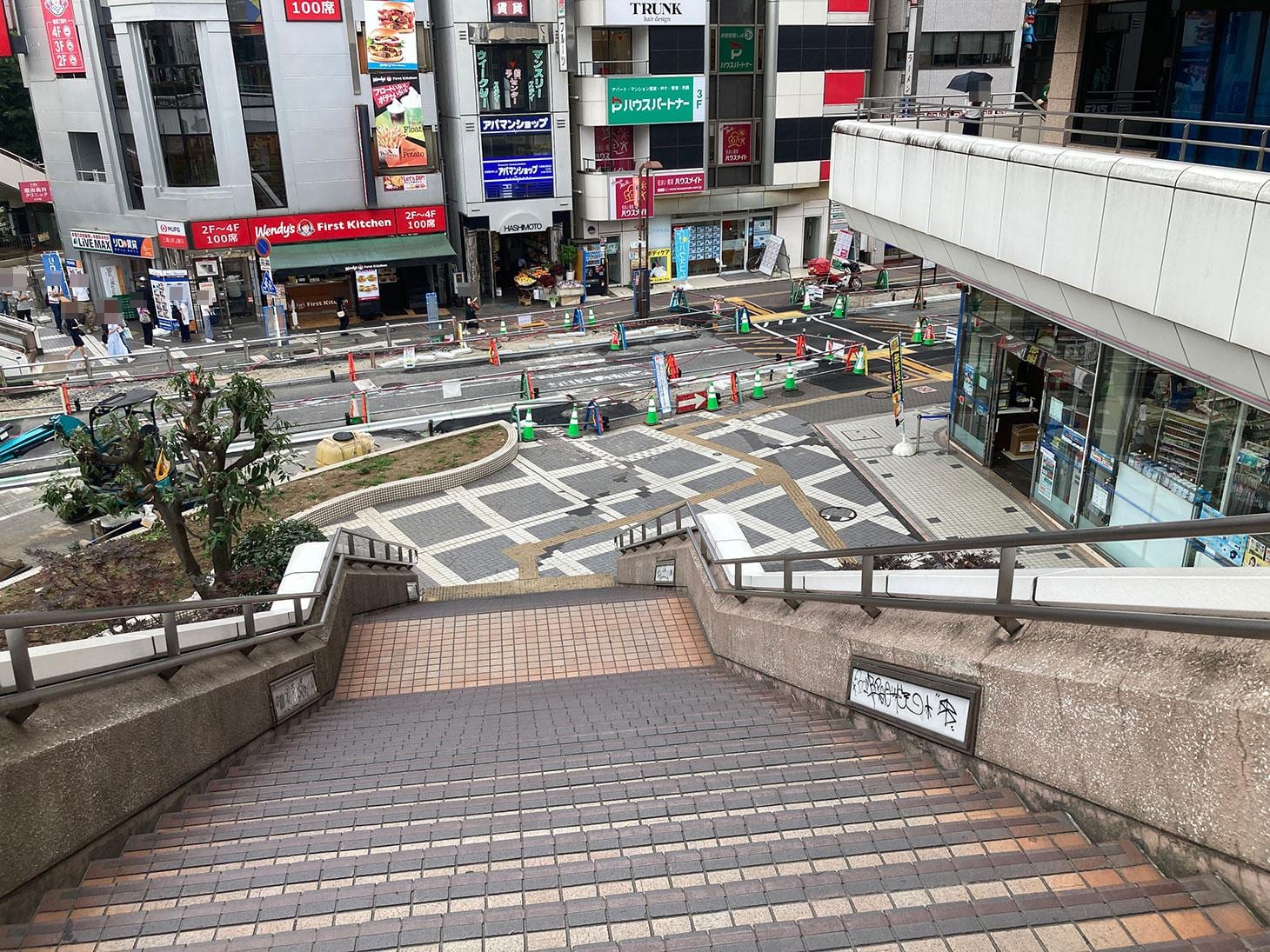 こちらから地上に降ります。