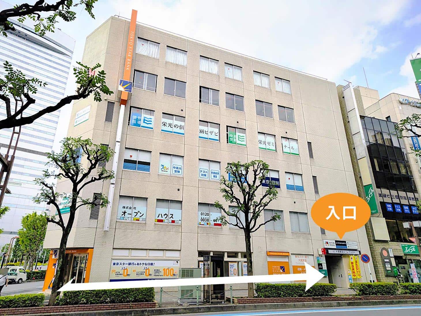 交差点を渡った左手側にこの建物があります。<br />
2階に当社大宮西営業センターがございます。入口はビル側面となりますのでご注意ください。