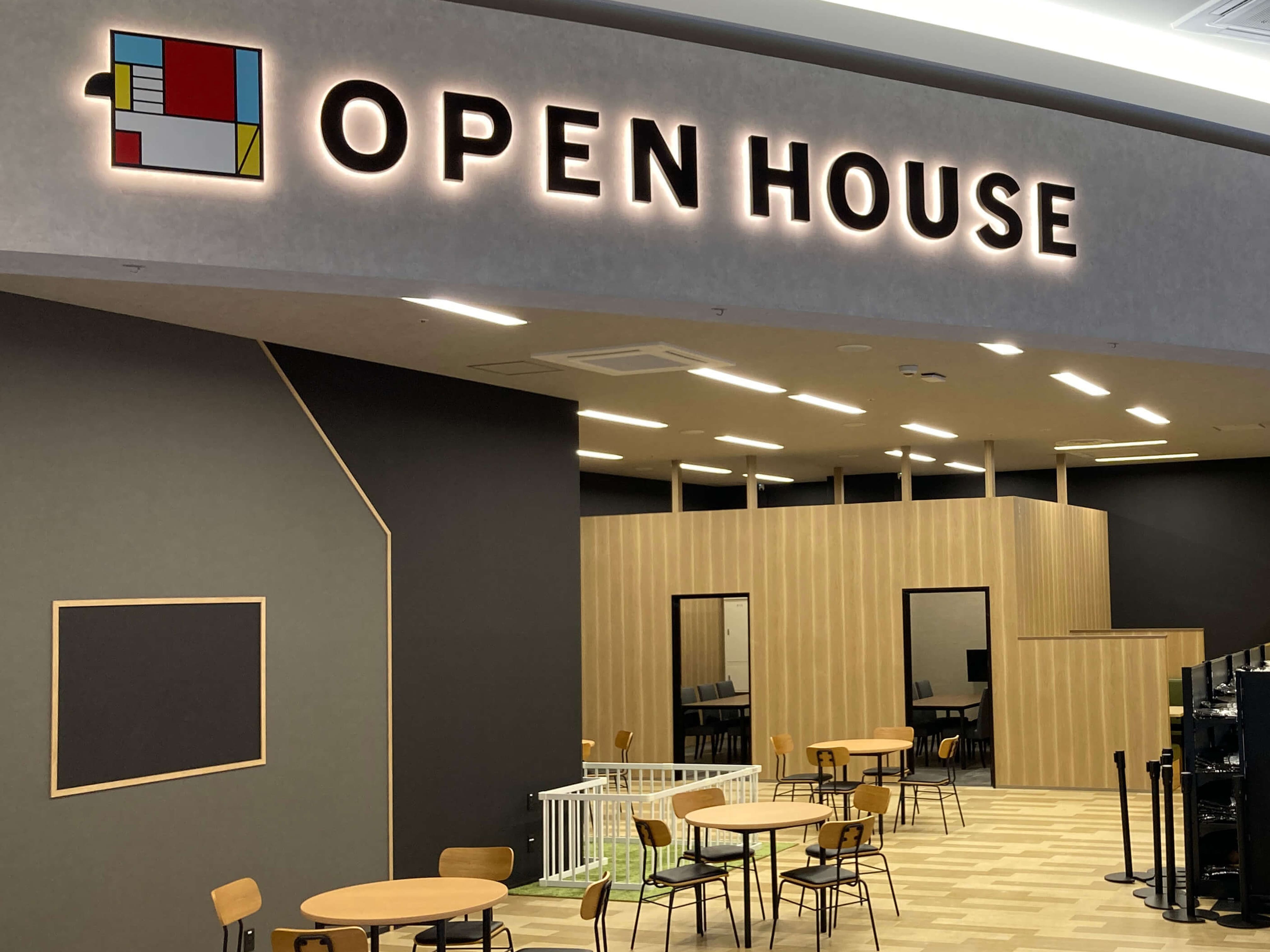 イオンモール太田 WEST MALL 2階フードコート前にございます。<br>
詳細は、イオンモール太田フロアガイドをご確認ください。<br>
<a href="https://ota-aeonmall.com/floorguide/#target/page_no=2">https://ota-aeonmall.com/floorguide/#target/page_no=2</a>